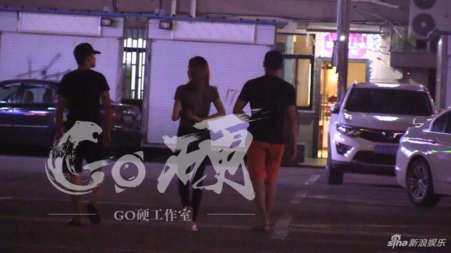 组图：韩东君约会外籍美女疑曝恋情 看电影甜蜜靠肩