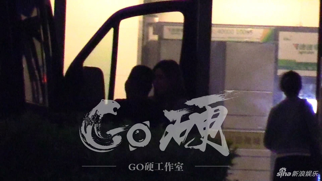 组图：韩东君约会外籍美女疑曝恋情 看电影甜蜜靠肩