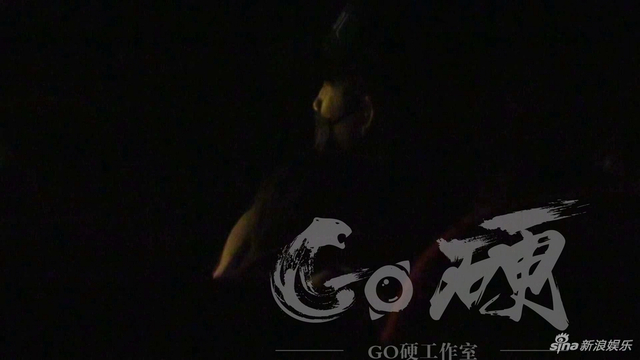 组图：韩东君约会外籍美女疑曝恋情 看电影甜蜜靠肩