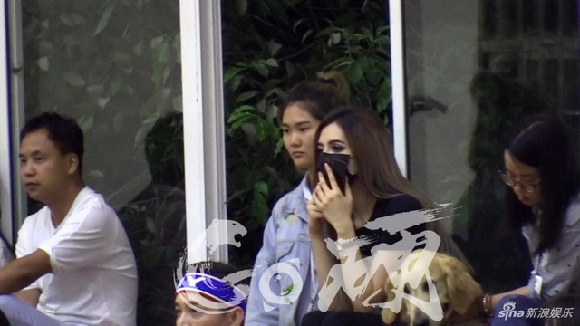 组图：韩东君约会外籍美女疑曝恋情 看电影甜蜜靠肩