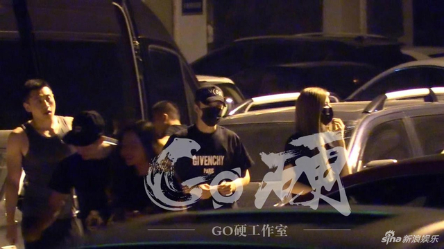 组图：韩东君约会外籍美女疑曝恋情 看电影甜蜜靠肩