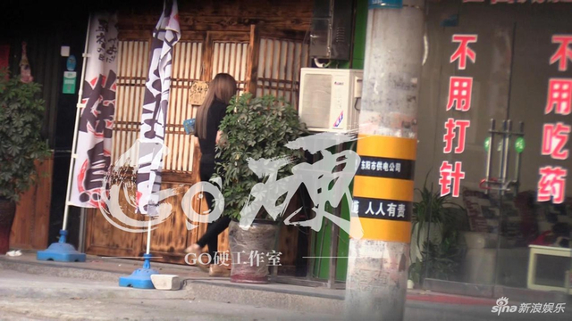 组图：韩东君约会外籍美女疑曝恋情 看电影甜蜜靠肩