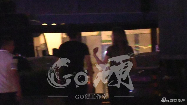 组图：韩东君约会外籍美女疑曝恋情 看电影甜蜜靠肩
