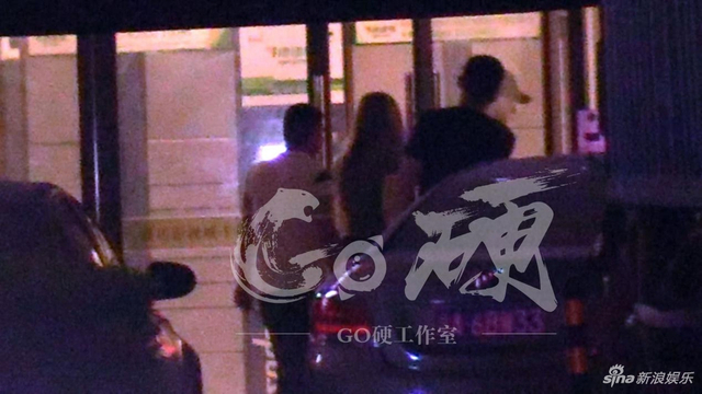 组图：韩东君约会外籍美女疑曝恋情 看电影甜蜜靠肩