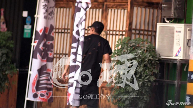 组图：韩东君约会外籍美女疑曝恋情 看电影甜蜜靠肩