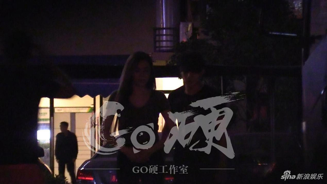 组图：韩东君约会外籍美女疑曝恋情 看电影甜蜜靠肩
