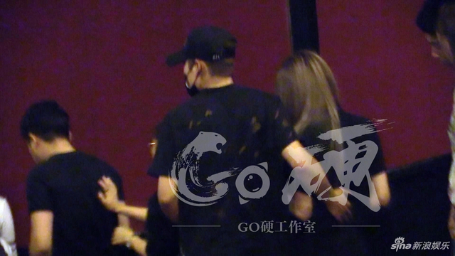 组图：韩东君约会外籍美女疑曝恋情 看电影甜蜜靠肩