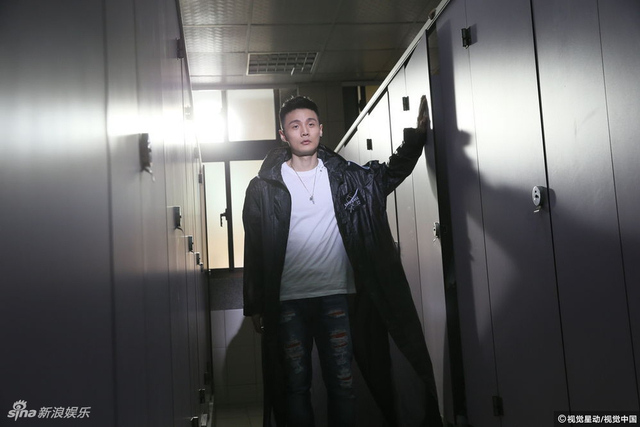 组图：李荣浩新歌MV尾声醉倒一片 教室中撕碎的考卷纷飞 