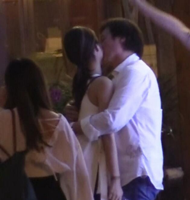 组图：刘亦菲干爹和《芳华》女主当街热吻！年龄相差30岁