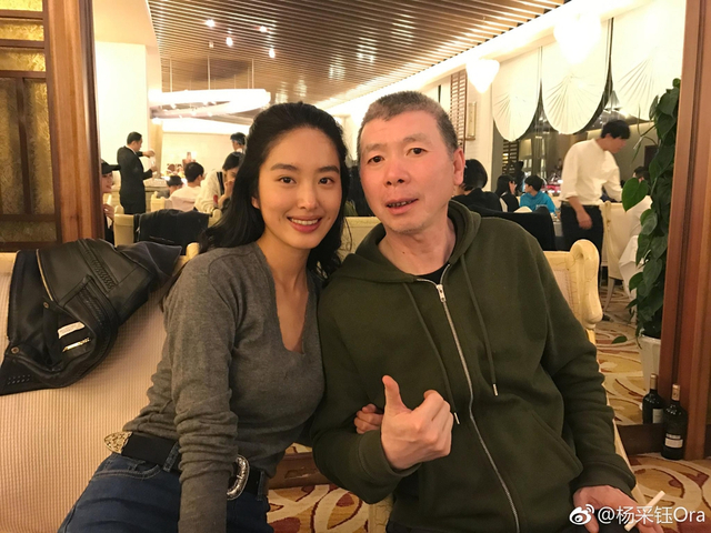 组图：刘亦菲干爹和《芳华》女主当街热吻！年龄相差30岁