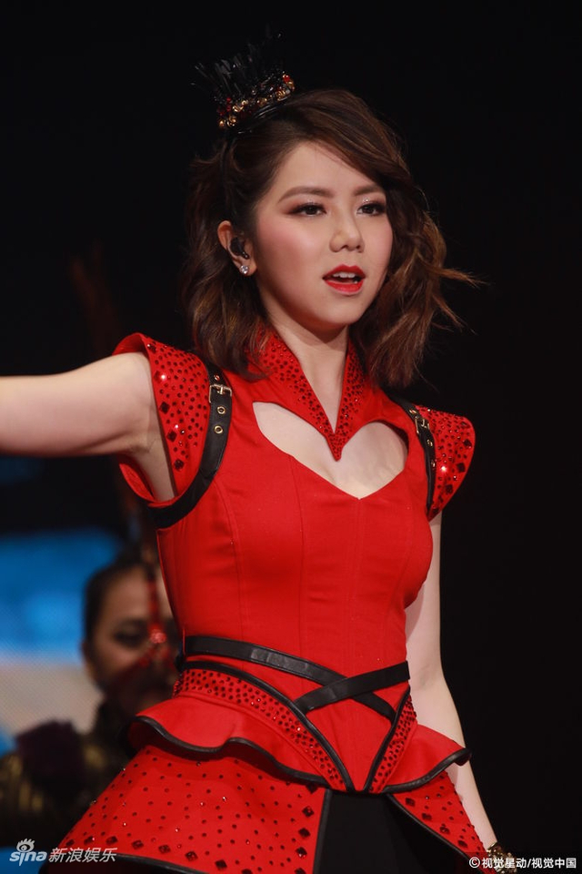 邓紫棋开唱运动look俯身大秀事业线 台风超霸气