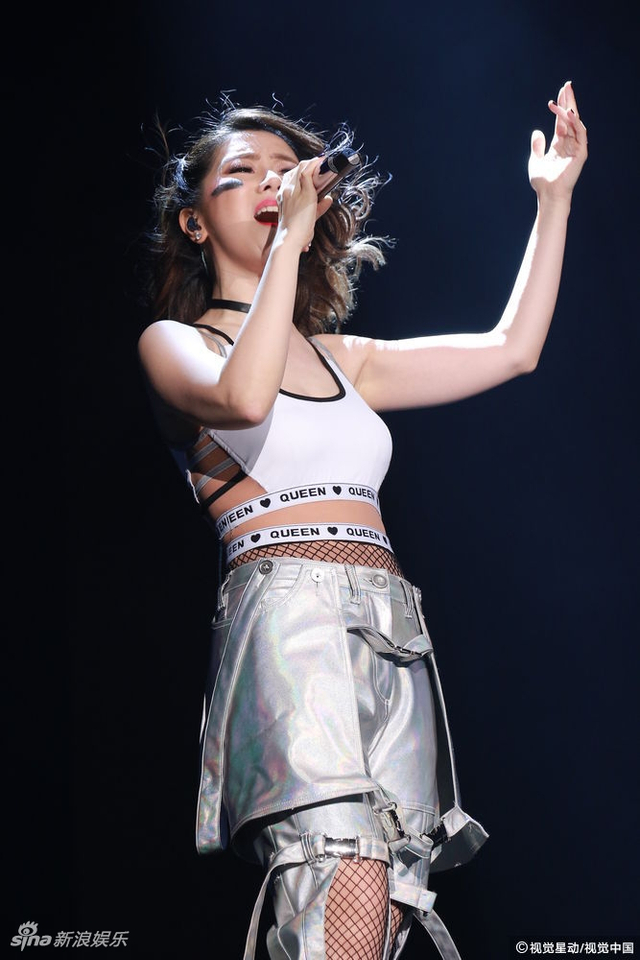 邓紫棋开唱运动look俯身大秀事业线 台风超霸气
