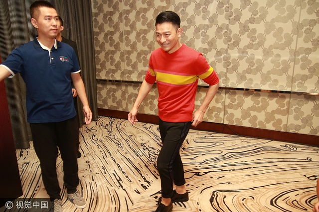 刘德华伤愈复出后精神饱满 穿红t帅气依旧