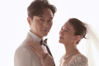 张智霖袁咏仪绝美婚纱写真 深情款款相互注视好甜蜜