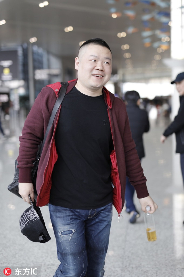 岳云鹏加入极限挑战后首次露面 笑容明媚与粉丝打招呼_新浪图片