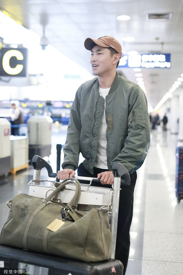 王彦霖戴小粉帽搭机笑出一口白牙 自推行李架素颜不惧镜头