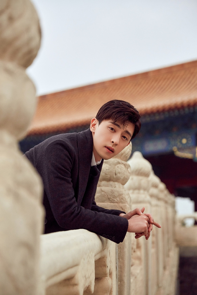 邓伦故宫拍写真 凝望天空眼露深情