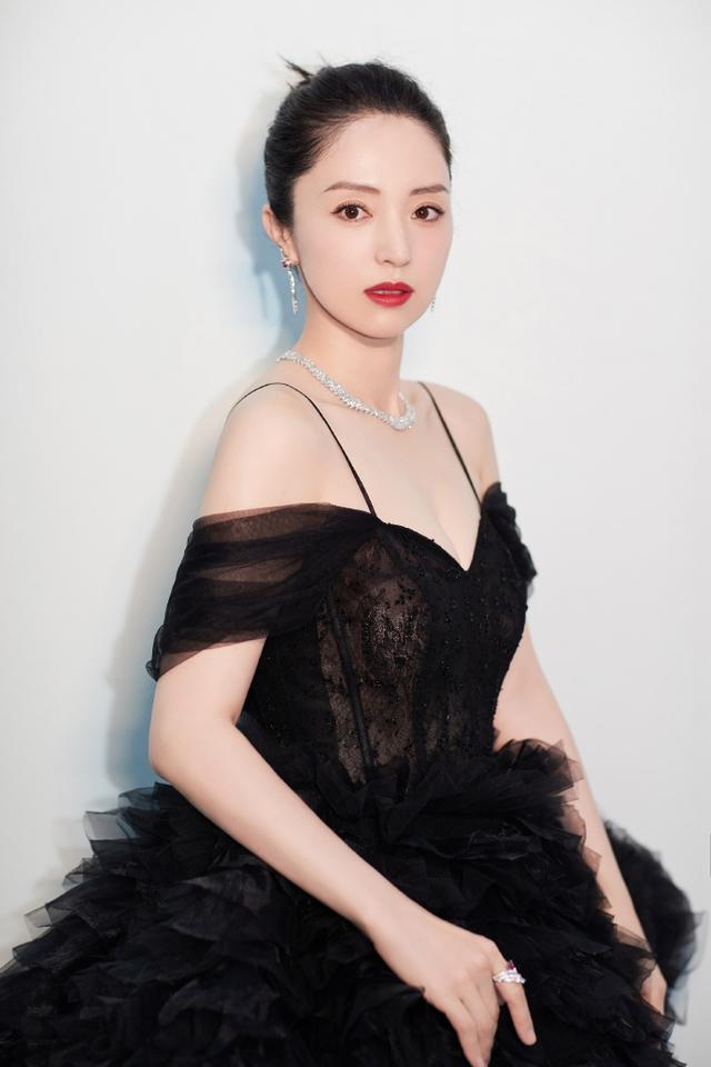 董璇穿礼裙大秀天鹅颈优雅迷人 扎丸子头添俏皮