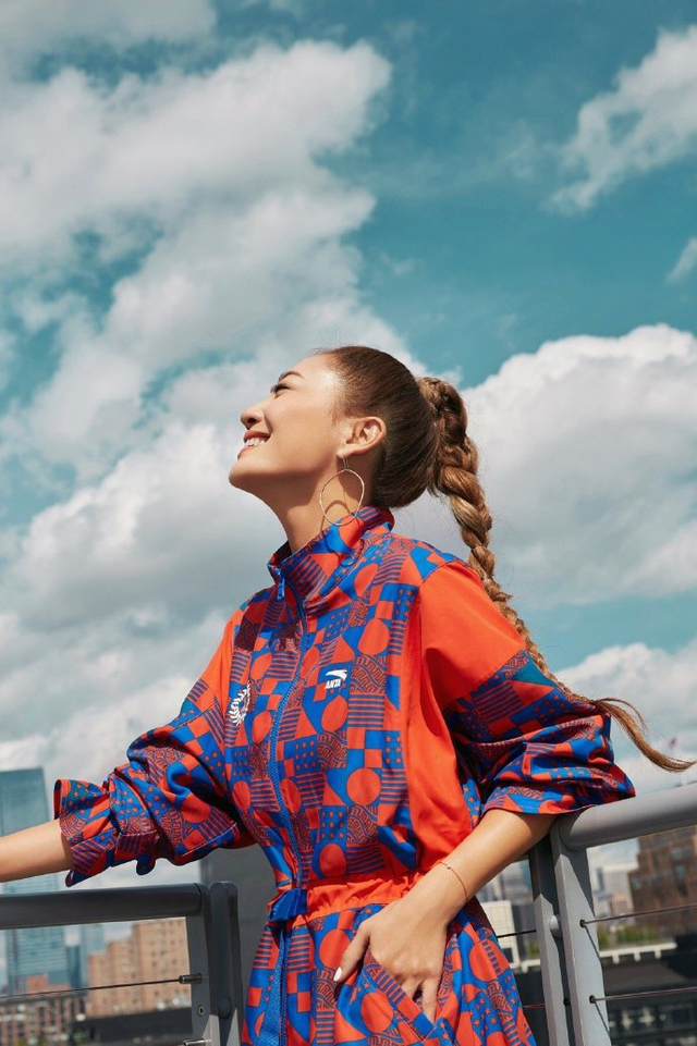 应采儿红蓝运动服搭飞天麻花辫 不规则金属圈耳环独特吸睛_新浪图片