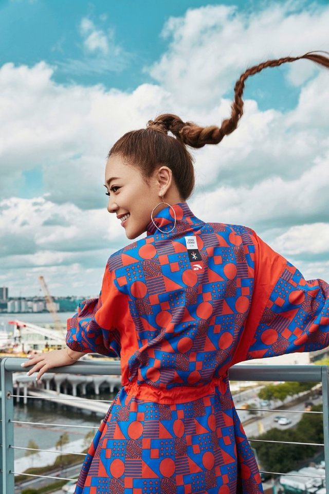 应采儿红蓝运动服搭飞天麻花辫 不规则金属圈耳环独特吸睛_新浪图片