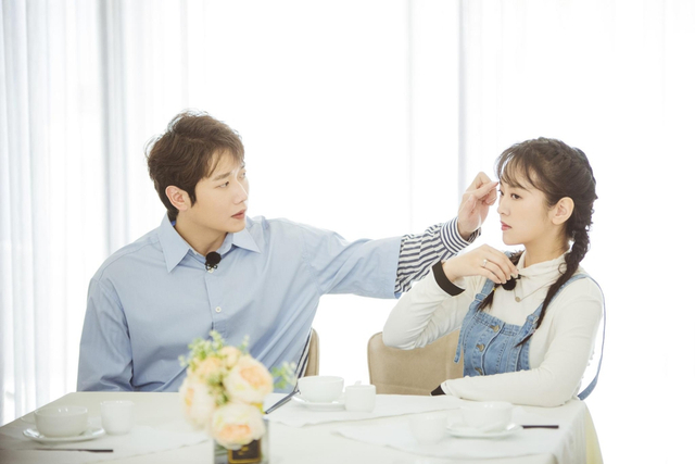 组图:刘泳希李嘉铭搞怪互动撒糖不断 二人穿情侣装对视显甜蜜