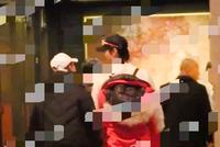 窦骁何超莲深夜会友 热恋情侣十指紧扣甜蜜对视