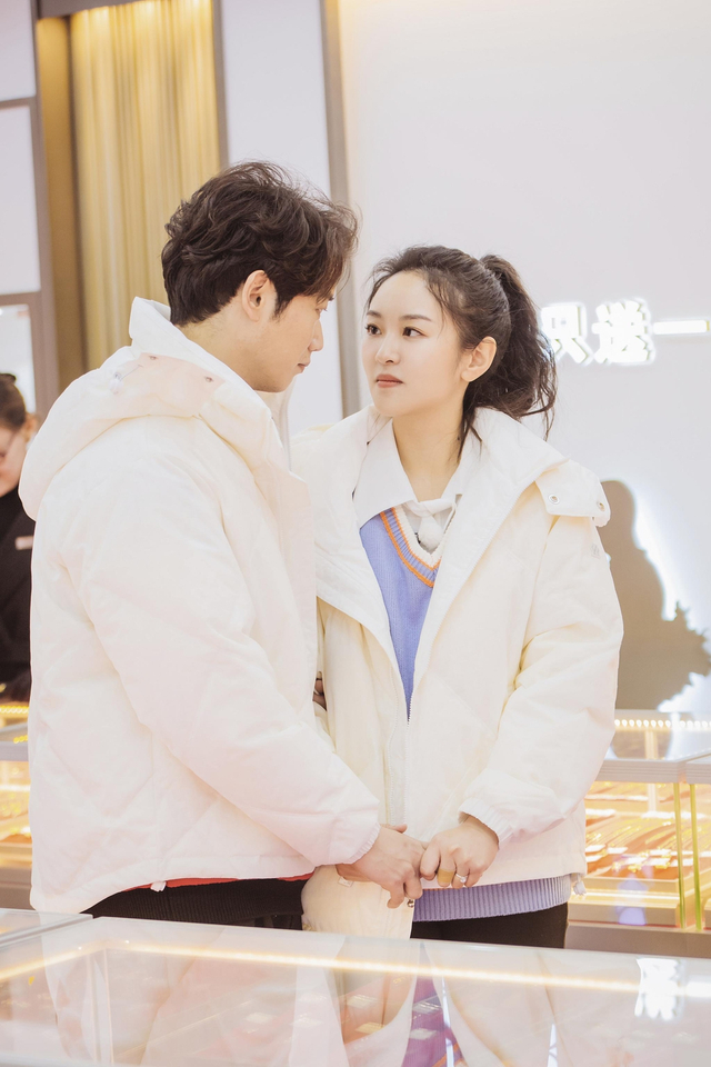 组图:刘泳希李嘉铭搞怪互动撒糖不断 二人穿情侣装对视显甜蜜