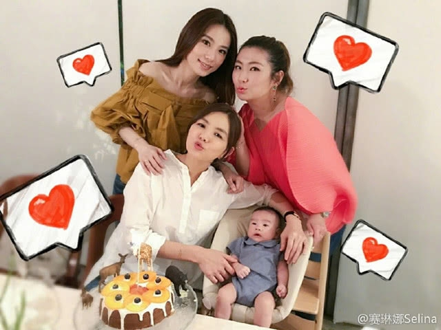Ella儿子穿尿不湿打扫卫生