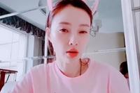 李小璐打扮少女疑隔空喊话贾乃亮:我会在隔壁村等着你的