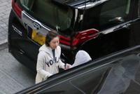 关咏荷素颜带女儿超市买东西精打细算 14岁女儿身高瞩目