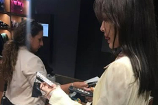 果然是厉行节俭的皇后!网友米兰偶遇秦岚断码区扫货