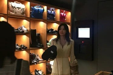 果然是厉行节俭的皇后!网友米兰偶遇秦岚断码区扫货