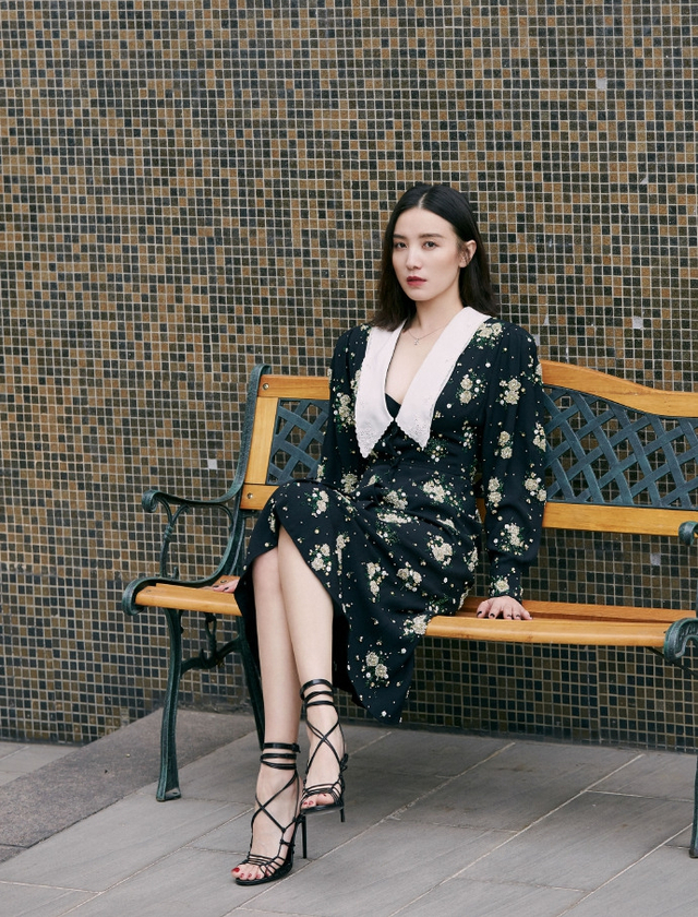 宋佳凭窗回眸美如画中人 穿碎花钉珠裙复古优雅_新浪图片