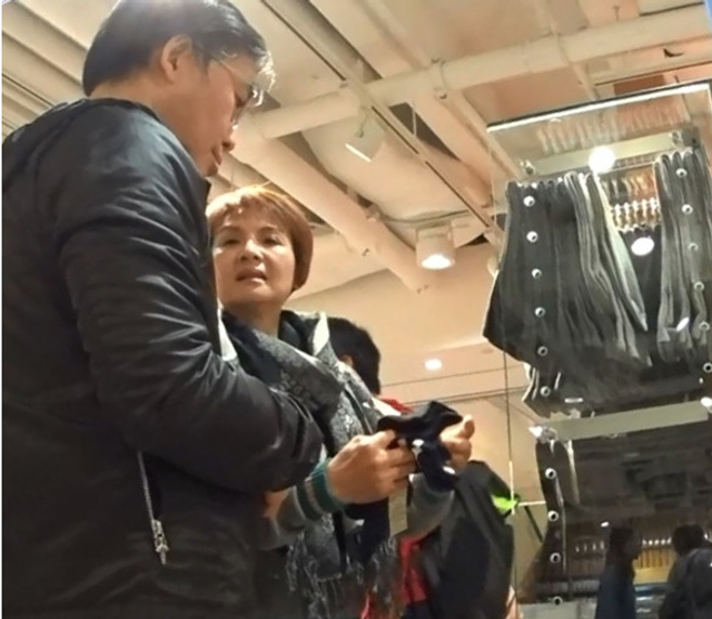 组图：她曾是香港最红艳星 如今年过半百变大妈