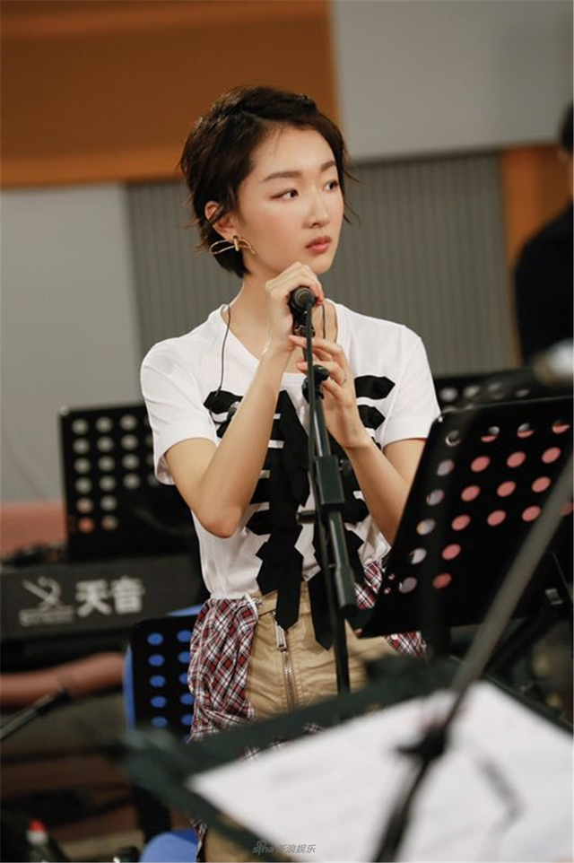 周冬雨唱歌专注 慵懒似窦靖童