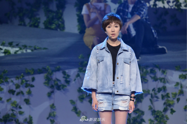 娄艺潇利落短发搭牛仔衣 变“假小子”酷帅来袭_手机新浪网