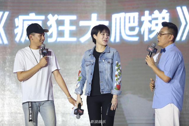 球球与MC天佑同台亮相笑不停