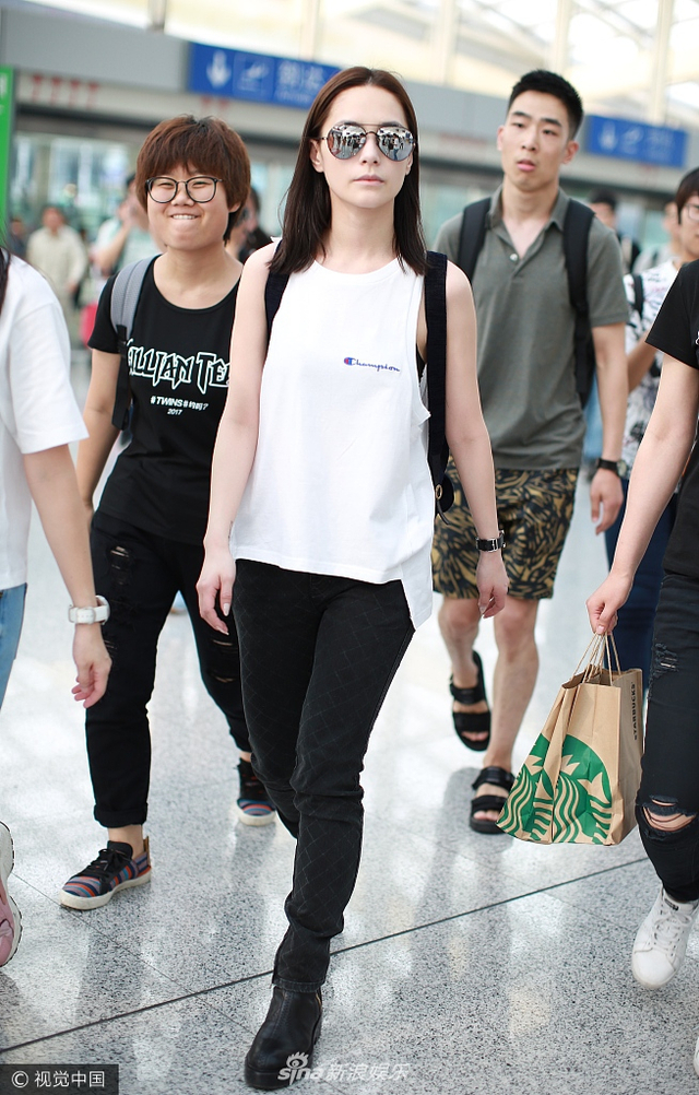 瘦了！钟欣潼甩厚底鞋腿瘦一圈 小脸尖尖美如画