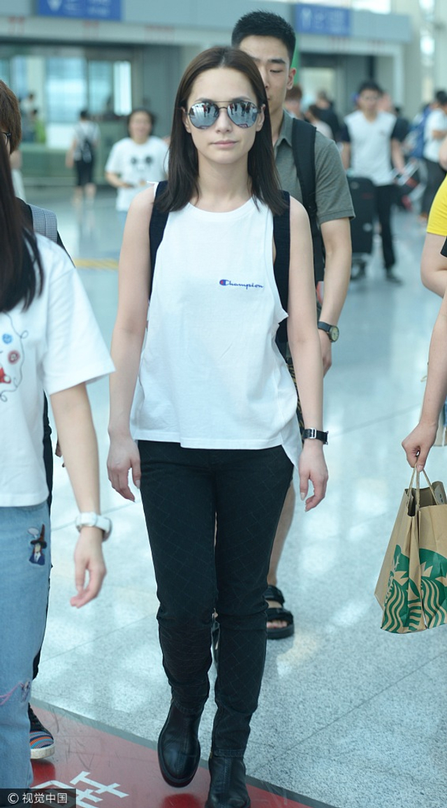 瘦了！钟欣潼甩厚底鞋腿瘦一圈 小脸尖尖美如画