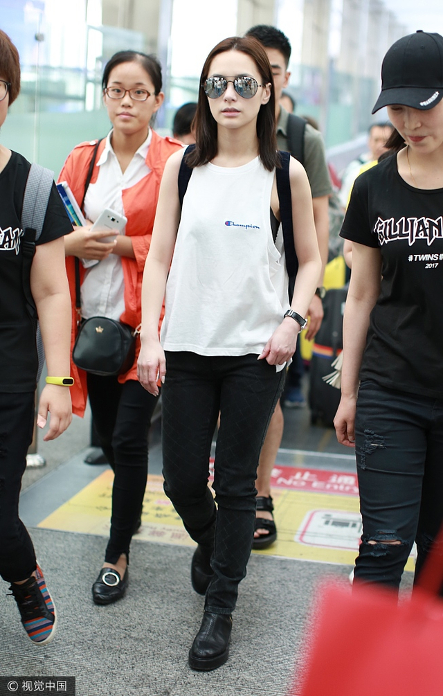 瘦了！钟欣潼甩厚底鞋腿瘦一圈 小脸尖尖美如画