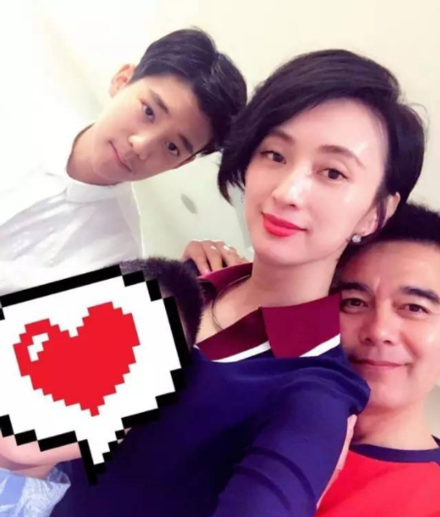 许亚军何晴16岁儿子长大变帅