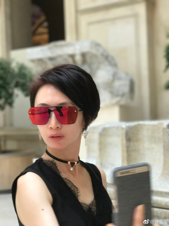 太骄傲!许亚军晒小12岁妻子走秀照气场强大