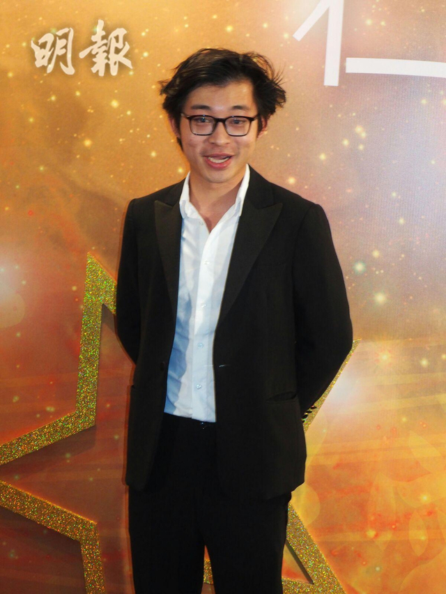 3/5 林作透露陷财困两个月,还笑言为了省钱,不剪头发以及步行回家。 4/5