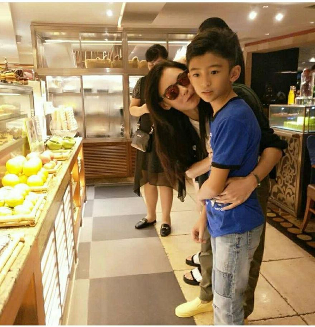 组图：张柏芝抱恙为大儿子庆生 两儿子扮鬼脸超萌