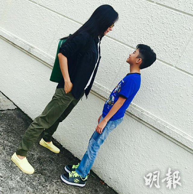 组图：张柏芝抱恙为大儿子庆生 两儿子扮鬼脸超萌