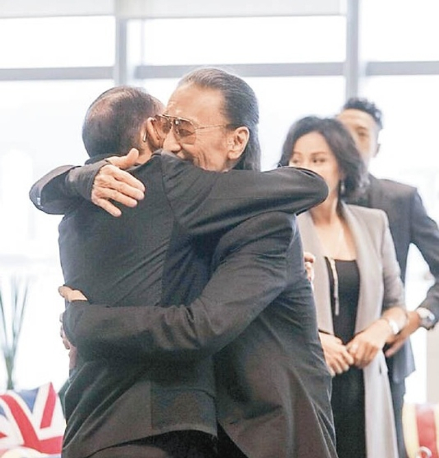 谢贤出山再演赌王 老板杨受成探班送抱抱