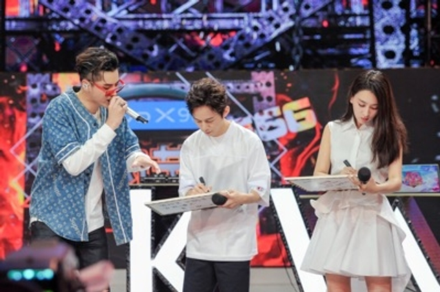 组图：《快本》马苏吴亦凡PKfreestyle  嘻哈画风变成二人转