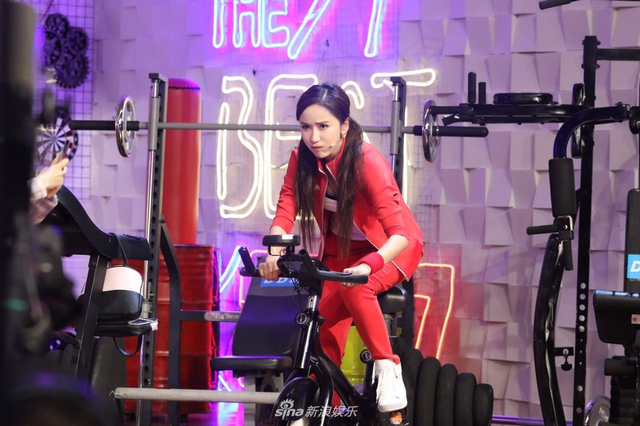 组图:娄艺潇扎双马尾变运动少女 成“抓马Queen”