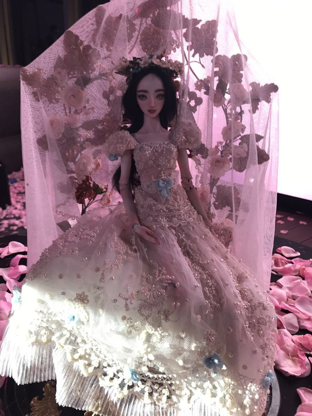 组图:壕!李晨斥30万美金为范冰冰定制专属新娘娃娃