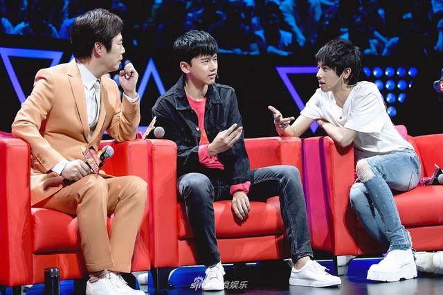 组图:华晨宇白衣亮相《天籁》 双手合十走心演唱模样虔诚